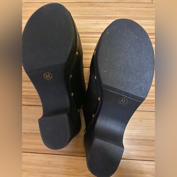 Black Steve Madden clogs. Great condition. Worn a handful of times. Size 8.5 - Picture 3 of 3